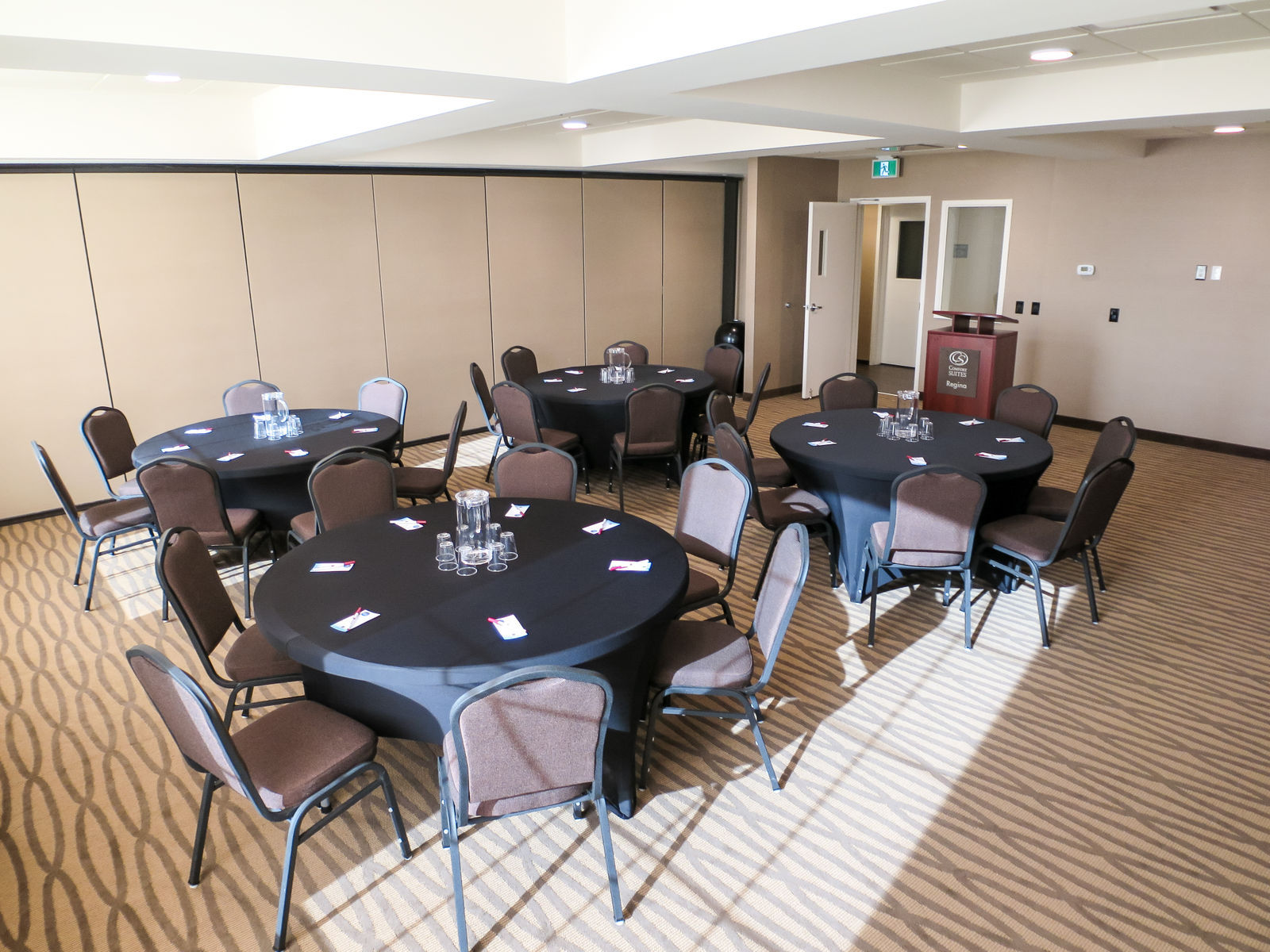 Arrange your meeting, conference or banquet while staying at the Comfort Suites Regina business hotel.